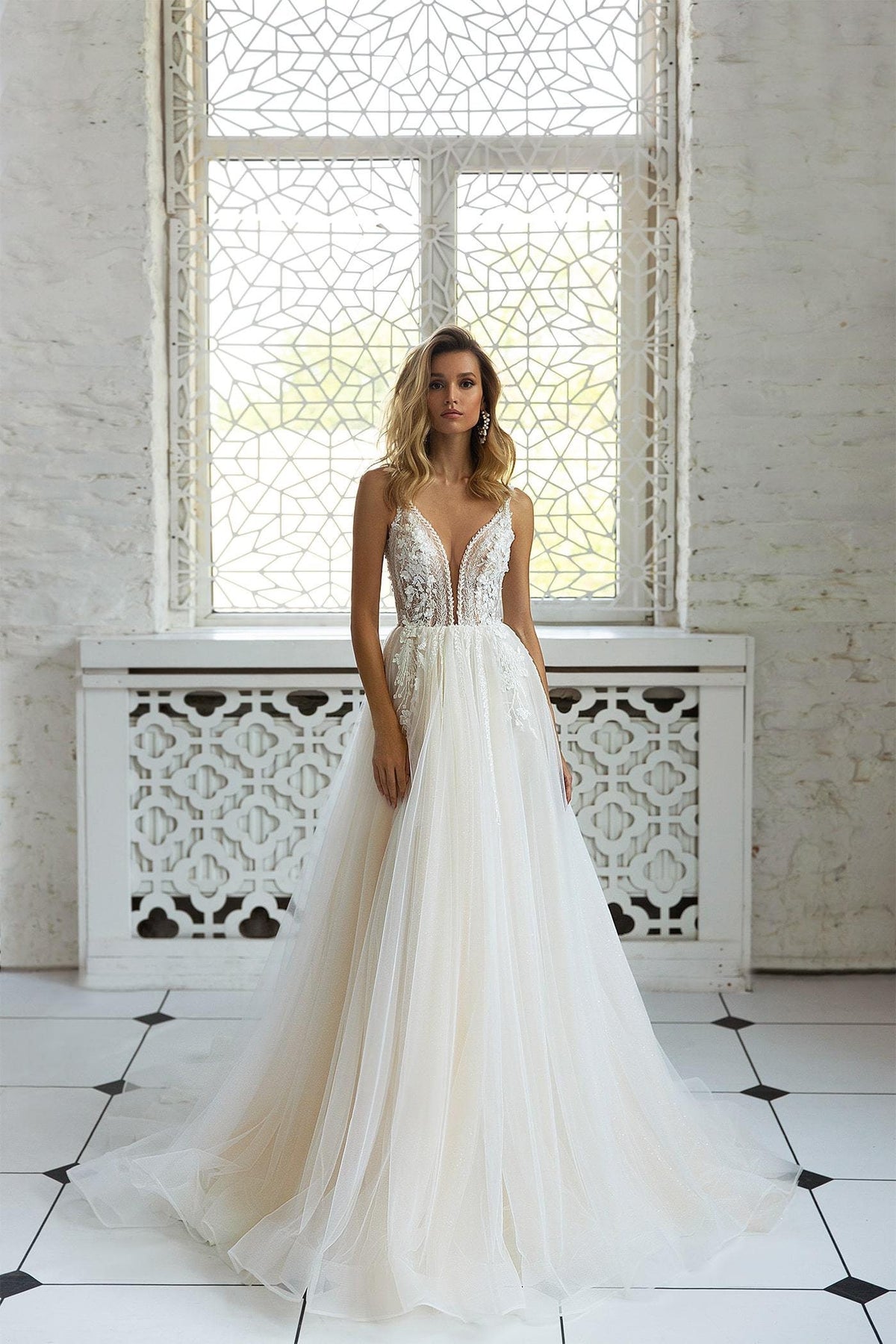 Beautiful Sleeveless Deep V Neckline Wedding Dress Bridal Gown Open Back Ivory Champagne Lace Aline Dress with Straps Train Modern Design