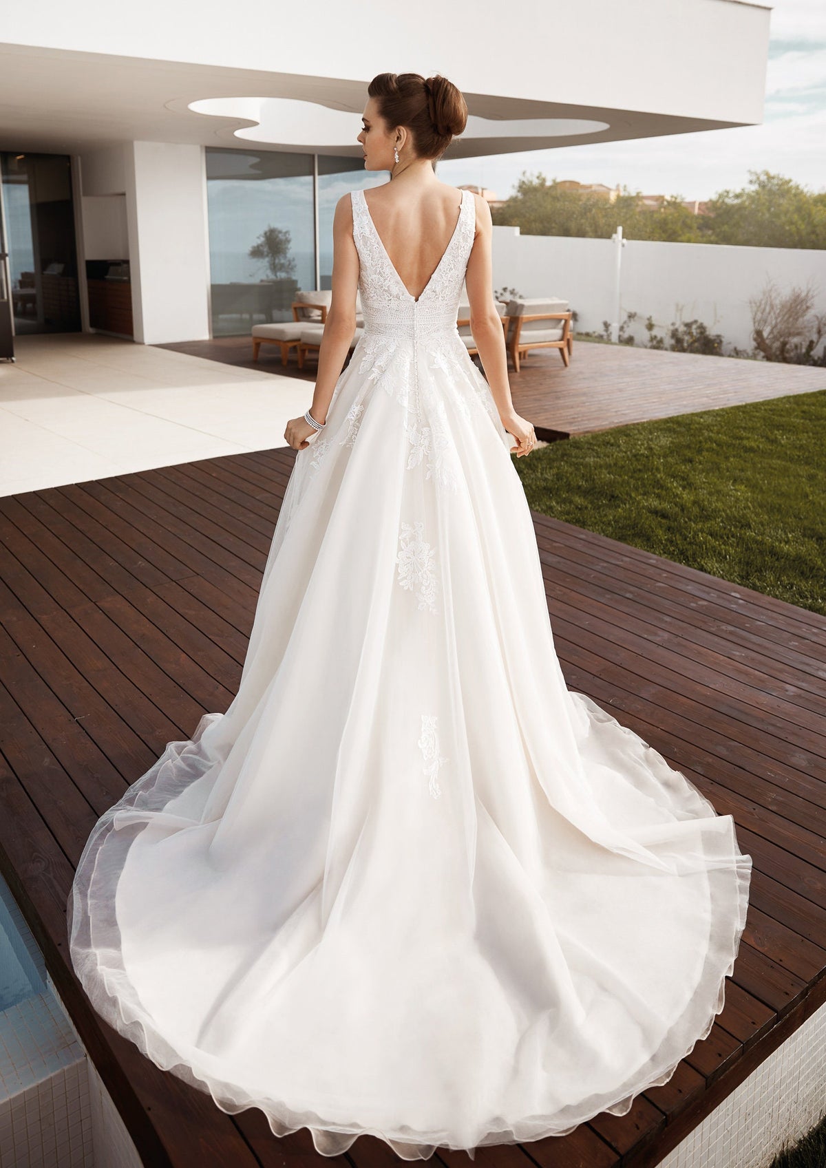 Beautiful Classic ALine Sleeveless V Neckline Wedding Dress Bridal Gown Train Open V Back Lace Bodice Organza Skirt Timeless Design