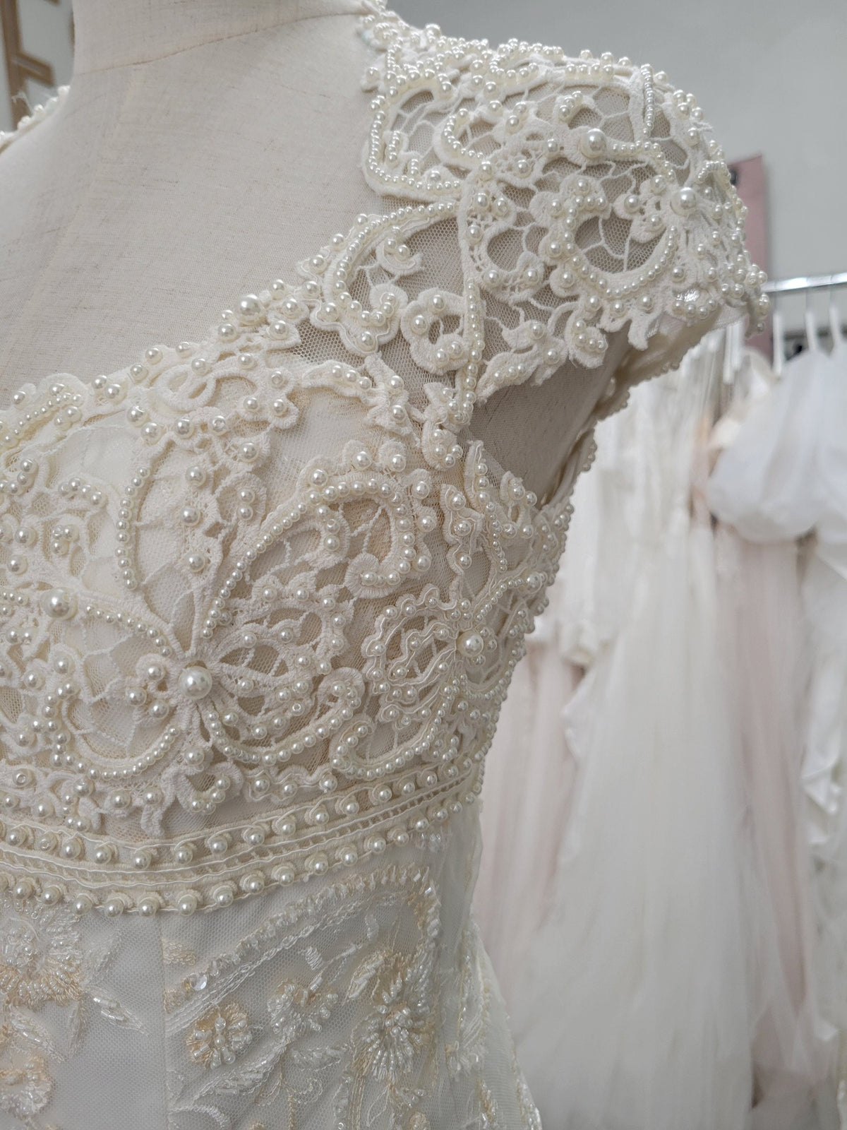 Empire Waist Regency Style Short Sleeve Wedding Dress Bridal Gown All Over Lace Short Train Pearls Luxury Design Short Sleeve