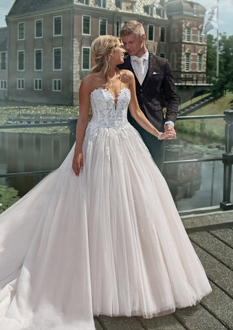 Romantic Beautiful Bustier Simple Sweetheart Ball Gown Wedding Dress Bridal Gown Sparkle Skirt with Train Sleeveless Strapless Princess
