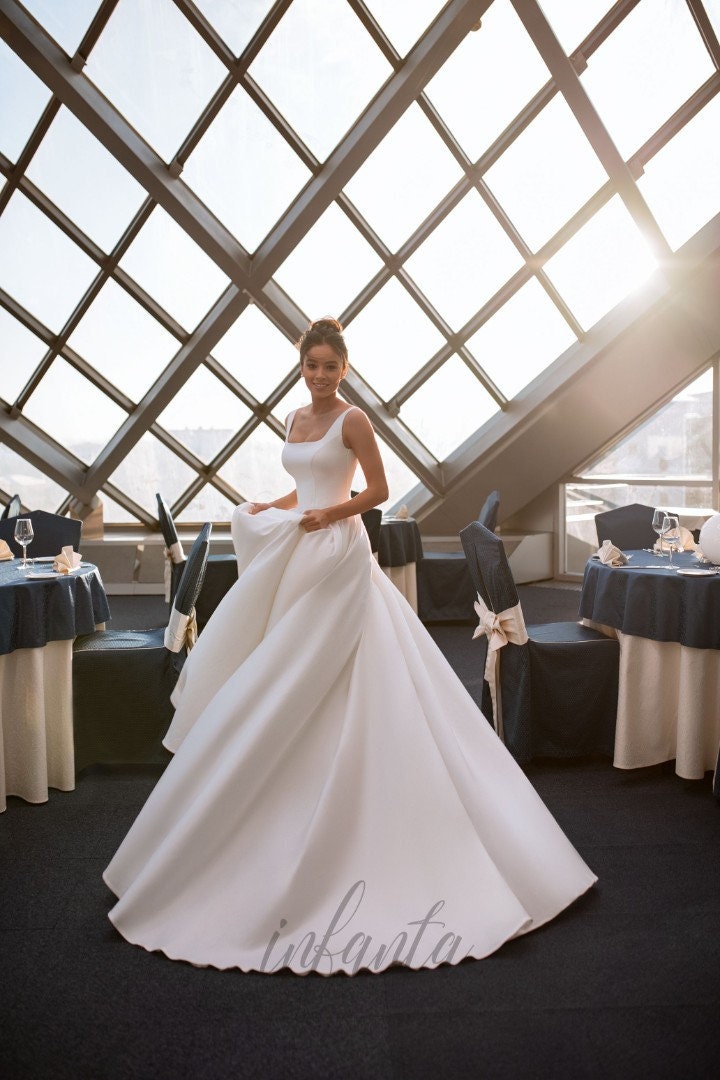 Sleeveless with Straps Square Neckline Wedding Dress Bridal Gown Aline Open Back Taffeta Unique Ivory Gold with Train