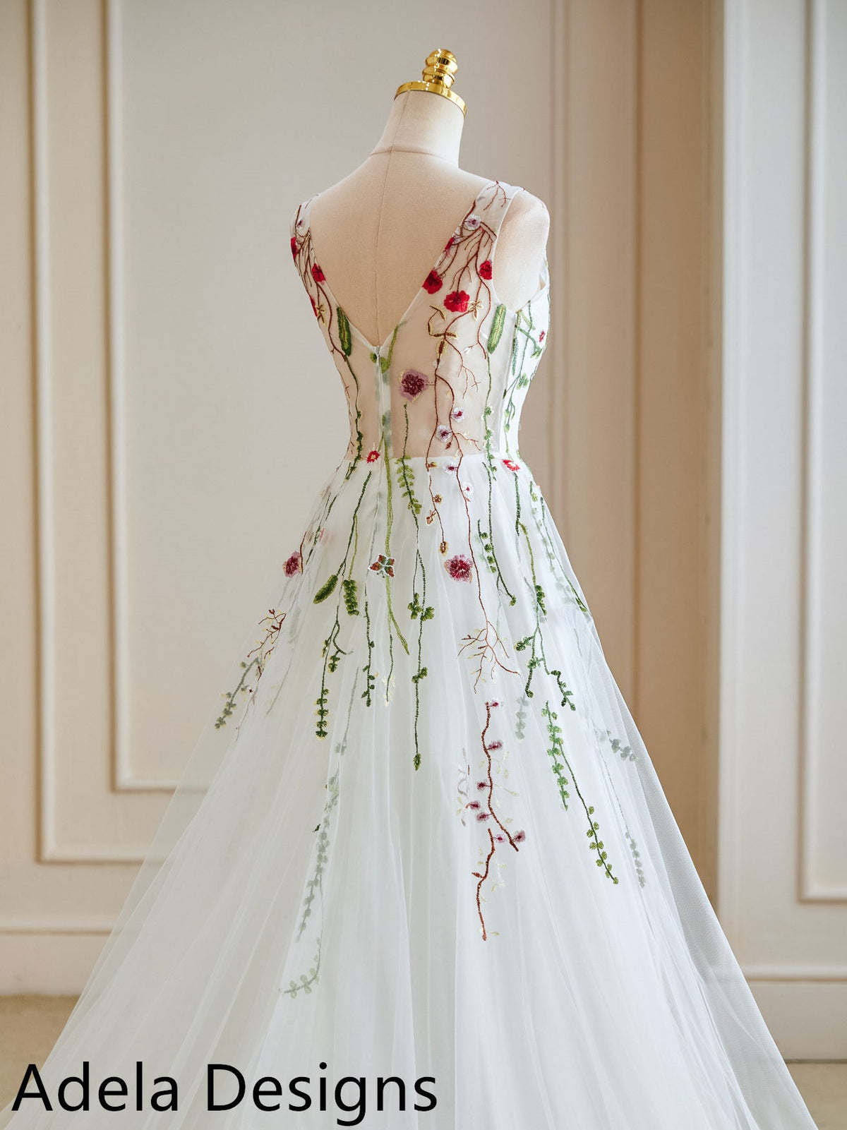 Floral Embroidery Lace Colorful Simple Tulle Sleeveless V Neck Wedding Dress Bridal Gown Aline with Train Boho Style