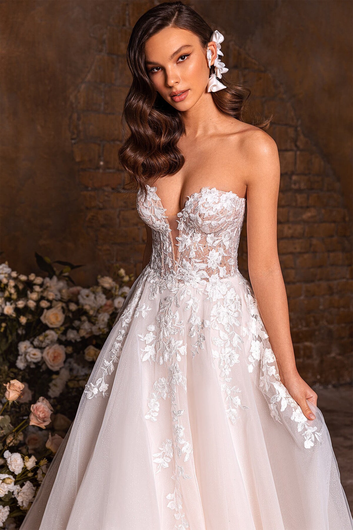 Beautiful Unique Aline Deep V Neckline Sleeveless Strapless Floral Lace Wedding Dress Bridal Gown with Train Backless Romantic Design