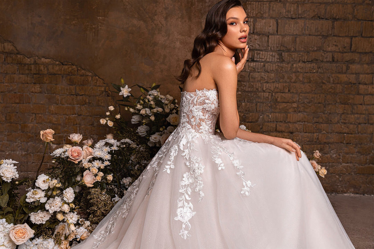 Beautiful Unique Aline Deep V Neckline Sleeveless Strapless Floral Lace Wedding Dress Bridal Gown with Train Open Back Romantic Design