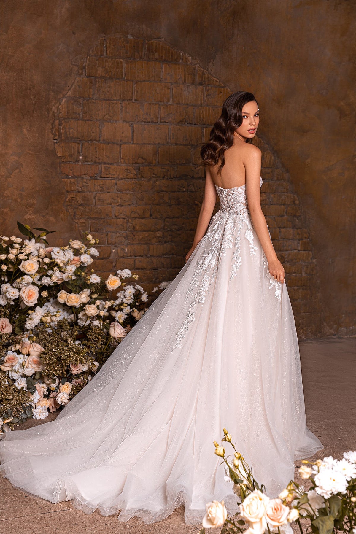 Beautiful Unique Aline Deep V Neckline Sleeveless Strapless Floral Lace Wedding Dress Bridal Gown with Train Open Back Romantic Design