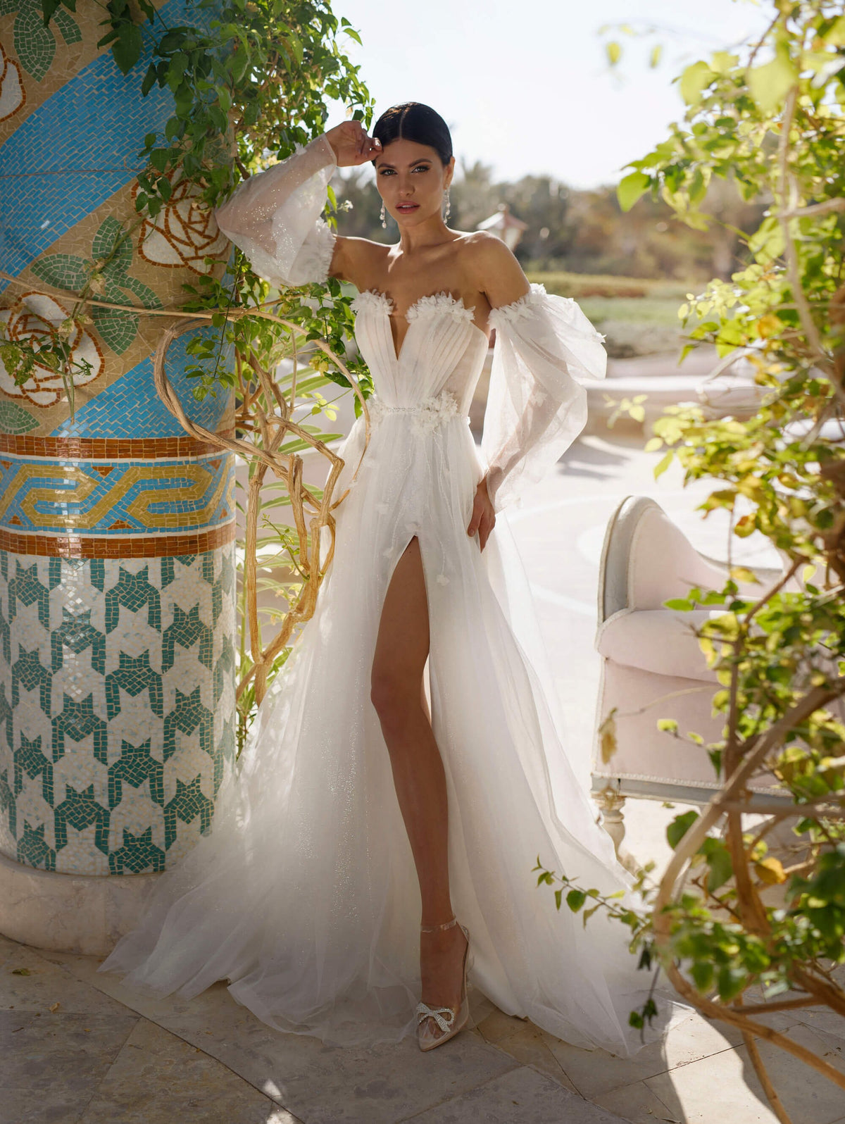 Beautiful, Light Wedding Dress Bridal Gown Open Corset Sleeveless Strapless Detachable Long Sleeve Side Slit Organza Flowers Aline Sparkle