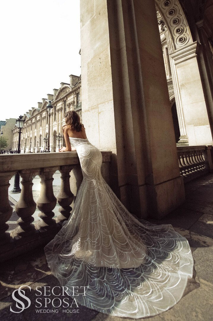 Beautiful Geometric Lace Fitted Wedding Dress Mermaid Bridal Gown Fit and Flare Design Sleeveless Halter Straps Sweetheart Neckline Backless