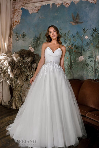 Unique Wedding Dress Sleeveless Strapless Sweetheart Neckline Backless Design Big Bow Princess Lace Style Bridal Gown Train Brocade Fabric