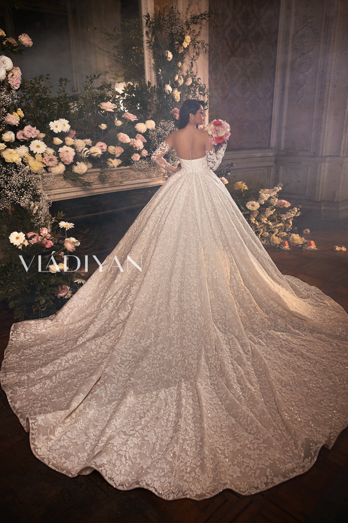 Royal Luxury Princess Queen Long Sleeve Pointed Sweetheart Neckline Wedding Dress Bridal Gown Ball Gown Long Train Illusion Lace Style