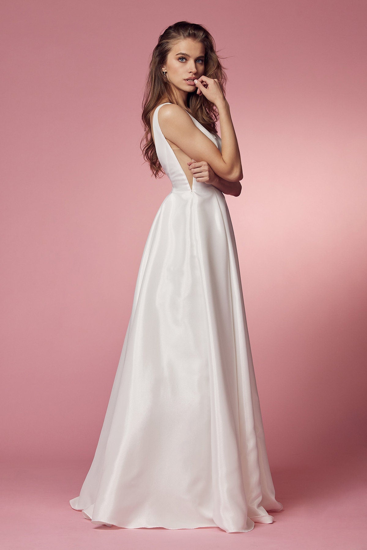 Minimalist Simple Sleeveless Long Full Aline Wedding Dress V Neck Bridal Gown Sexy Open Sides Floor Length Pockets Open Back