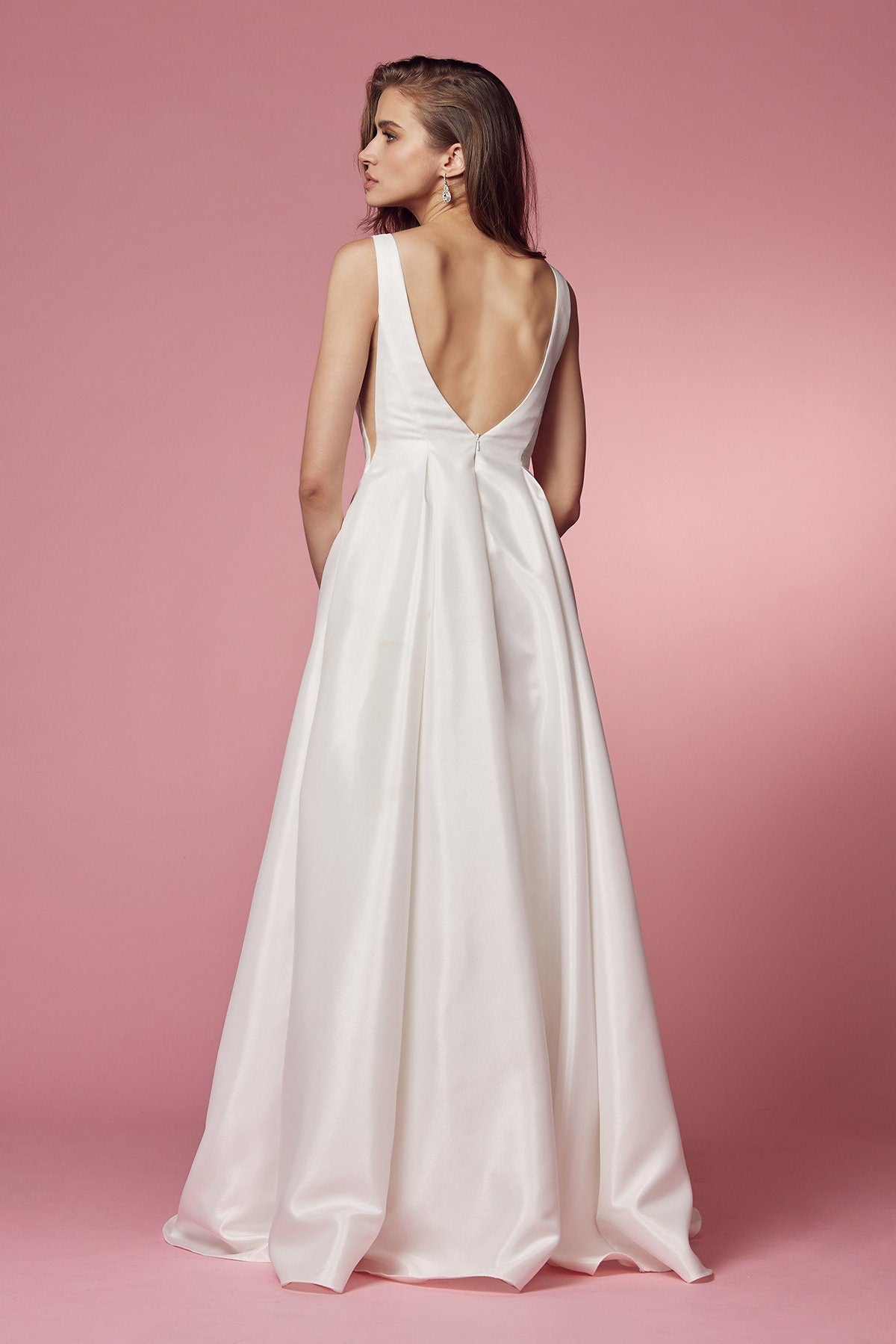 Minimalist Simple Sleeveless Long Full Aline Wedding Dress V Neck Bridal Gown Sexy Open Sides Floor Length Pockets Open Back