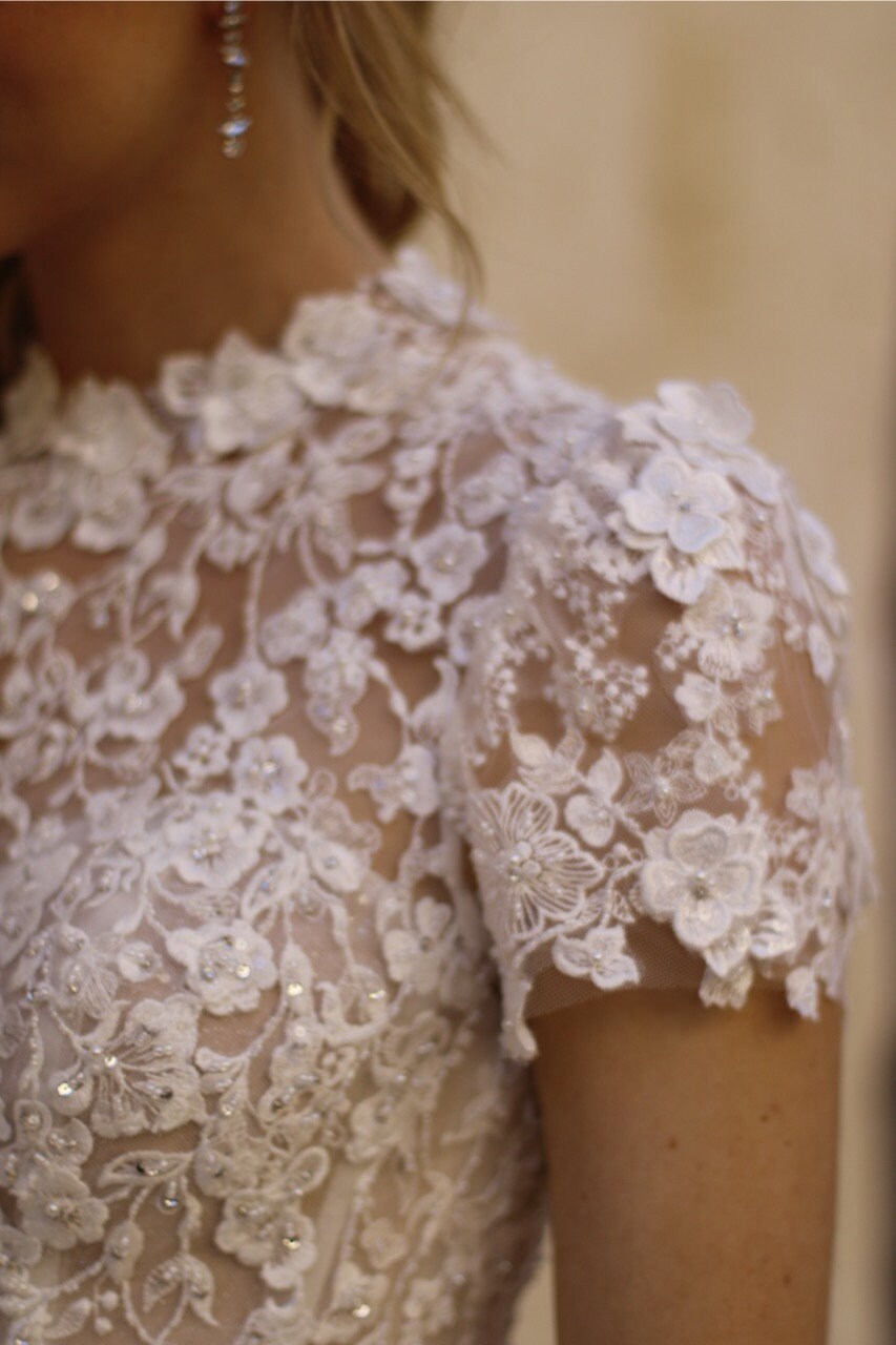 Beautiful Floral Lace High Neckline Short Sleeve Wedding Dress Bridal Gown Transformer Design Detachable Puff Sleeve Illusion Back Aline
