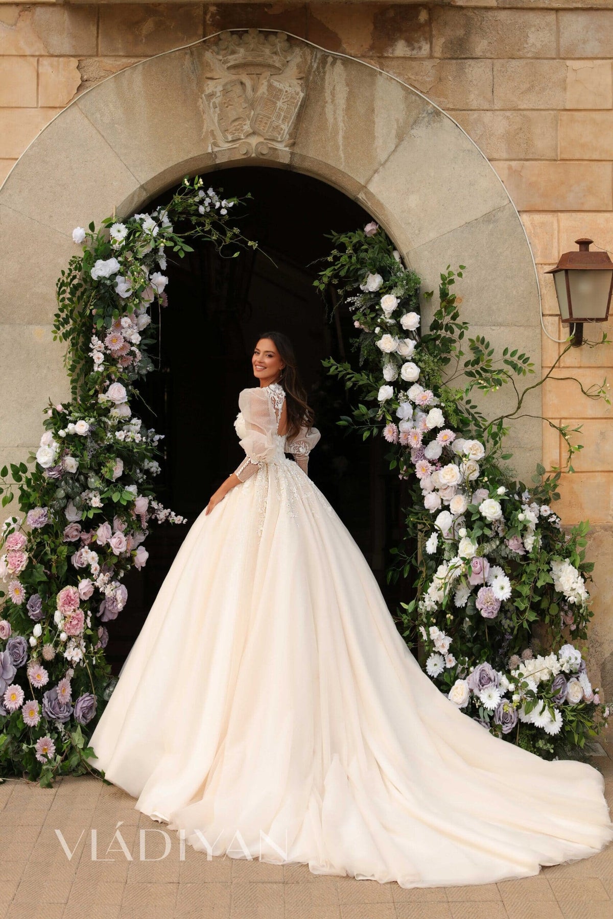 Princess Full Ball Gown Style Sweetheart Neckline Sparkle Puff Shoulder Long Sleeves Wedding Dress Bridal Gown Luxury Design Basque Waist