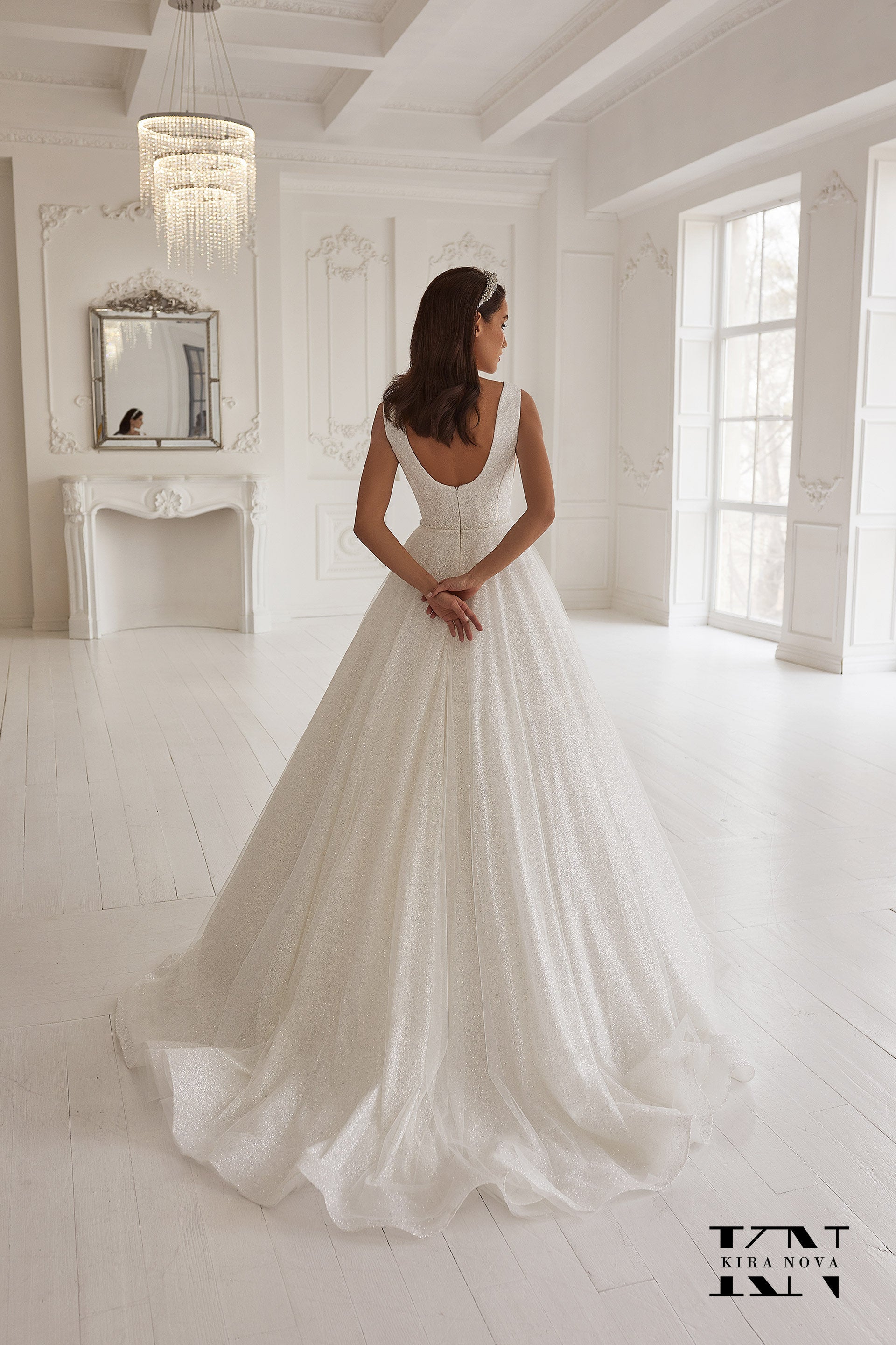 Classic Minimalist Sleeveless Open Sides Wedding Dress Off White Bridal Gown Full Aline Sweep Train Zipper Back Dress V Neckline Sparkle