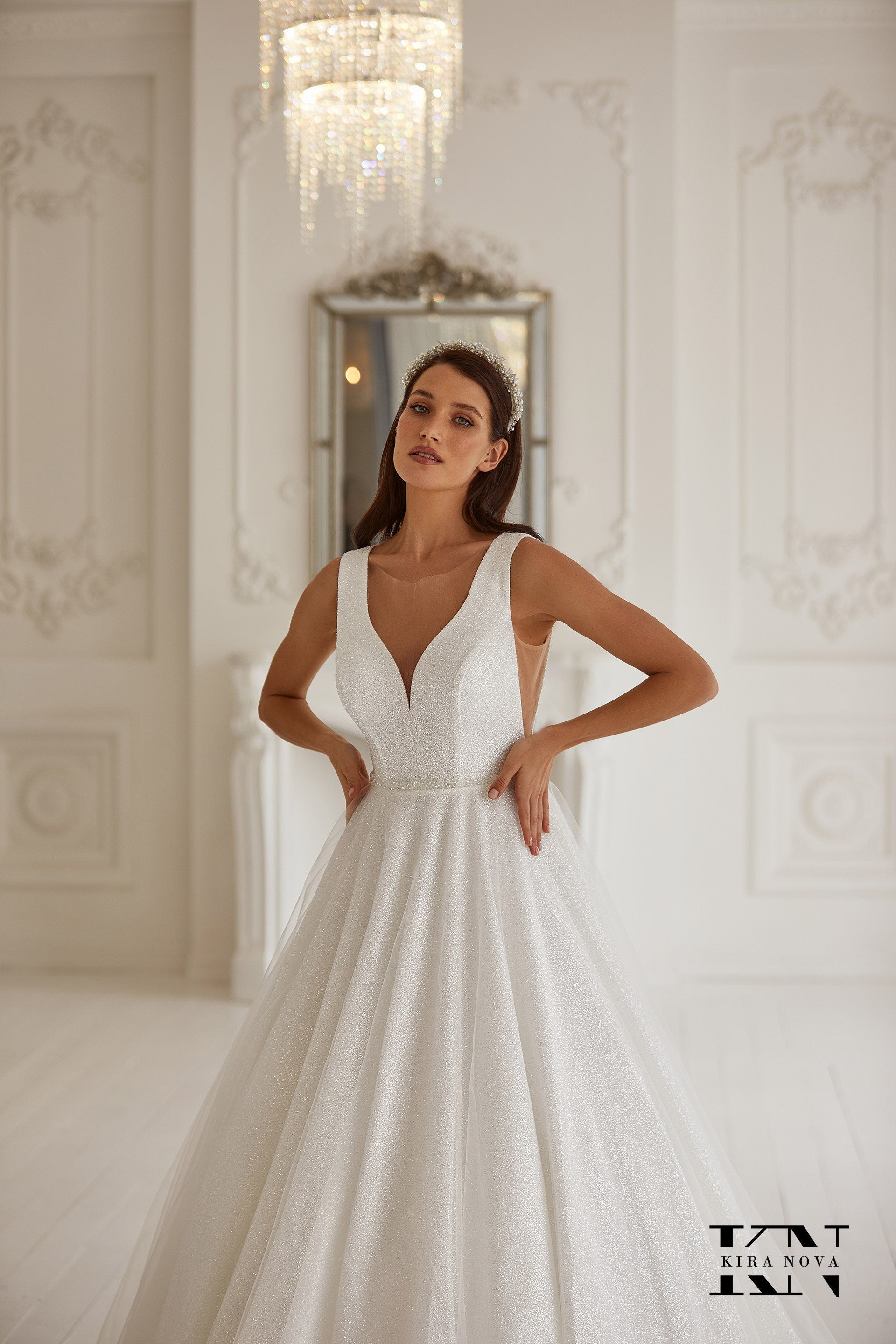 Classic Minimalist Sleeveless Open Sides Wedding Dress Off White Bridal Gown Full Aline Sweep Train Zipper Back Dress V Neckline Sparkle