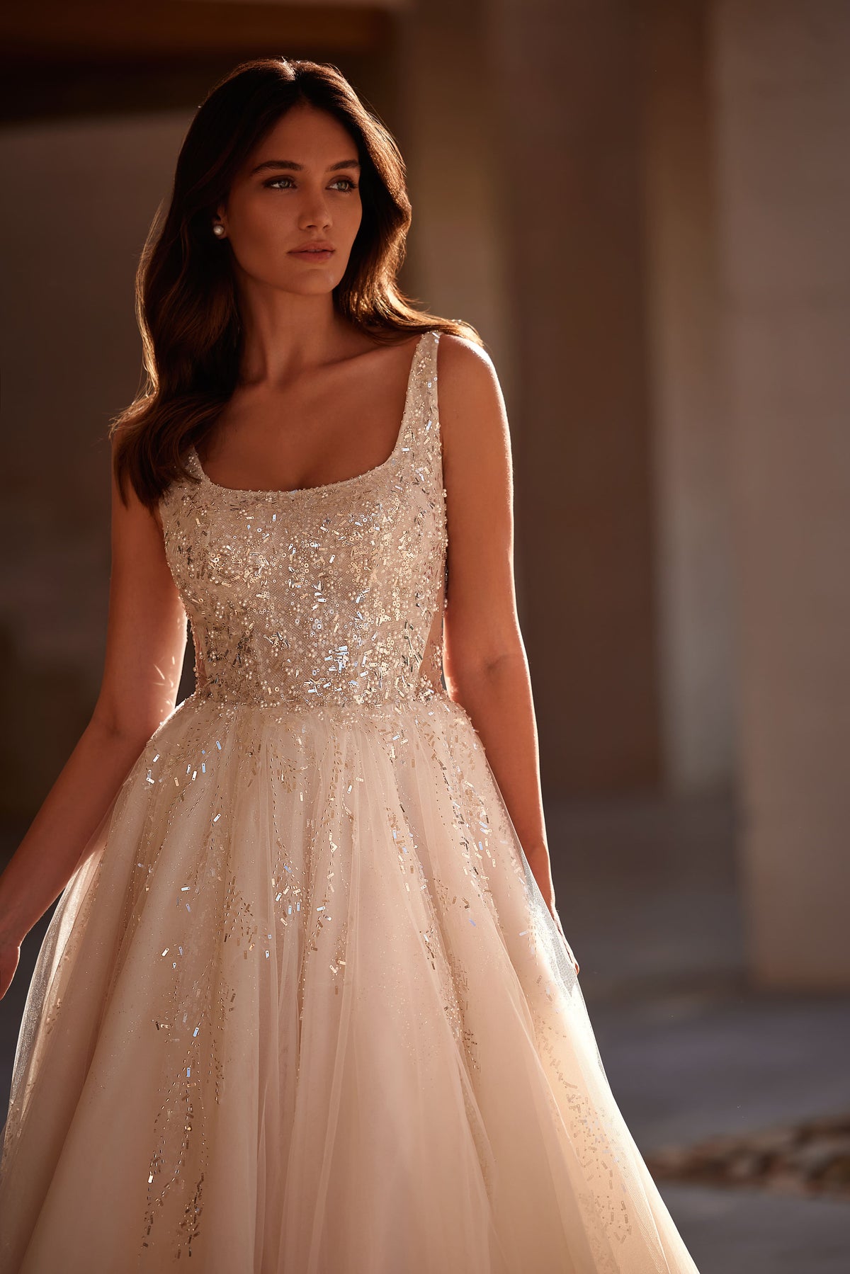 Beautiful Princess Sparkle Square Neckline Wedding Dress Sleeveless Style U Shape Open Back Detachable Cape Aline Silhouette Bridal Gown