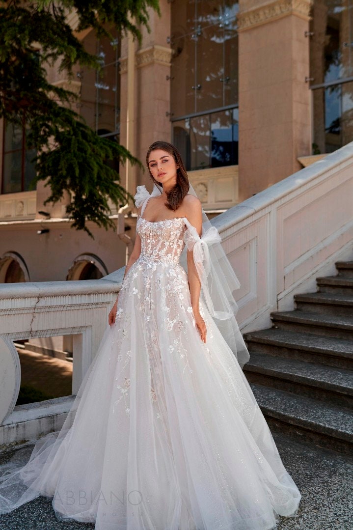 Romantic Off-the-Shoulder Tie Straps Straight Neckline Corset Top Sleeveless Wedding Dress Bridal Gown ALine Embroidered Roses