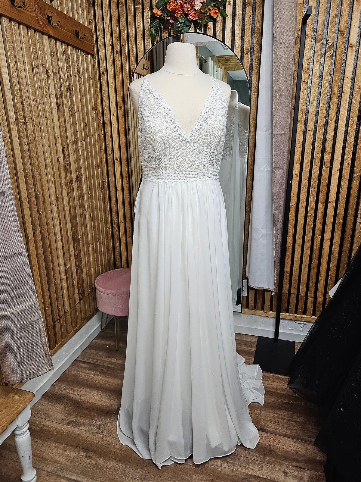 Boho Style ALine Wedding Dress Bridal Gown V Neckline Detachable Shoulder Cape Veil Chiffon Skirt Sleeveless Size 18 Ready to Ship