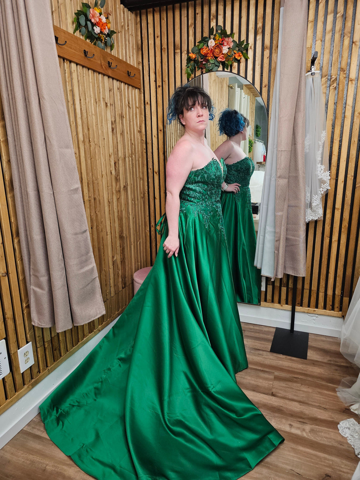 Untraditional Emerald Green Wedding Dress Bridal Gown Sleeveless Strapless Lace with Train Satin Open Back Corset Ties and Pockets