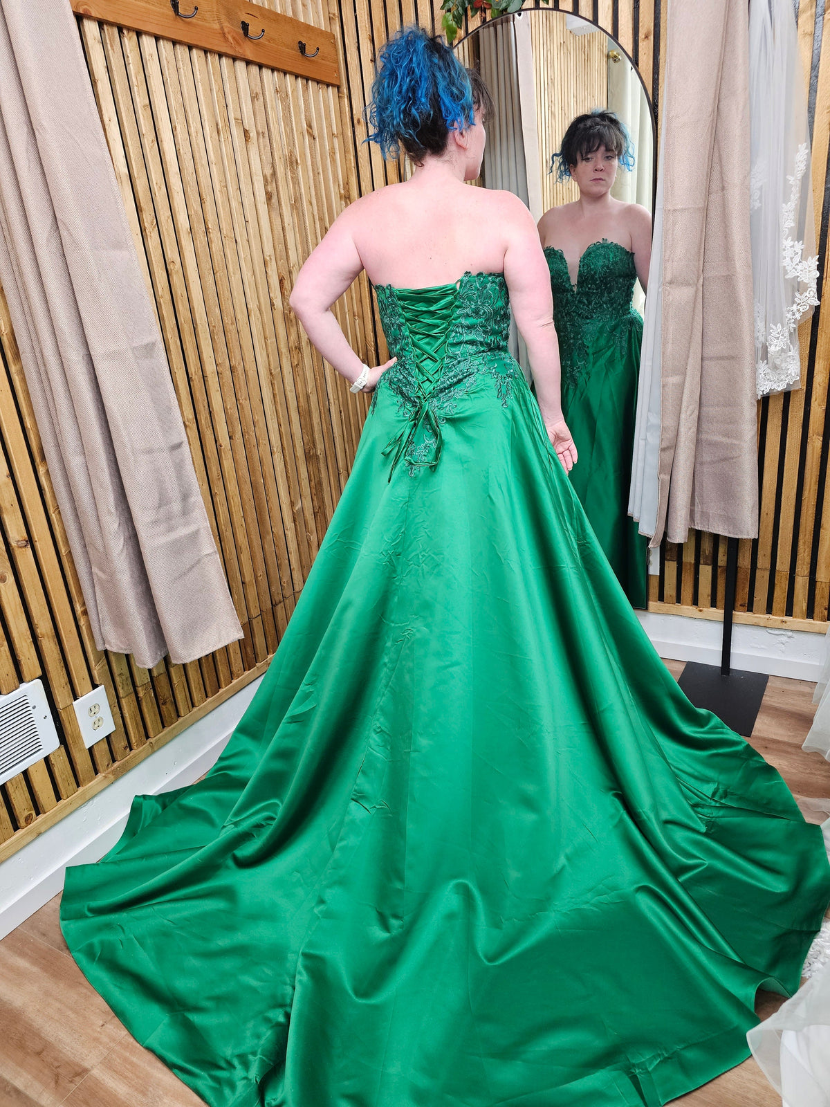 Untraditional Emerald Green Wedding Dress Bridal Gown Sleeveless Strapless Lace with Train Satin Open Back Corset Ties and Pockets