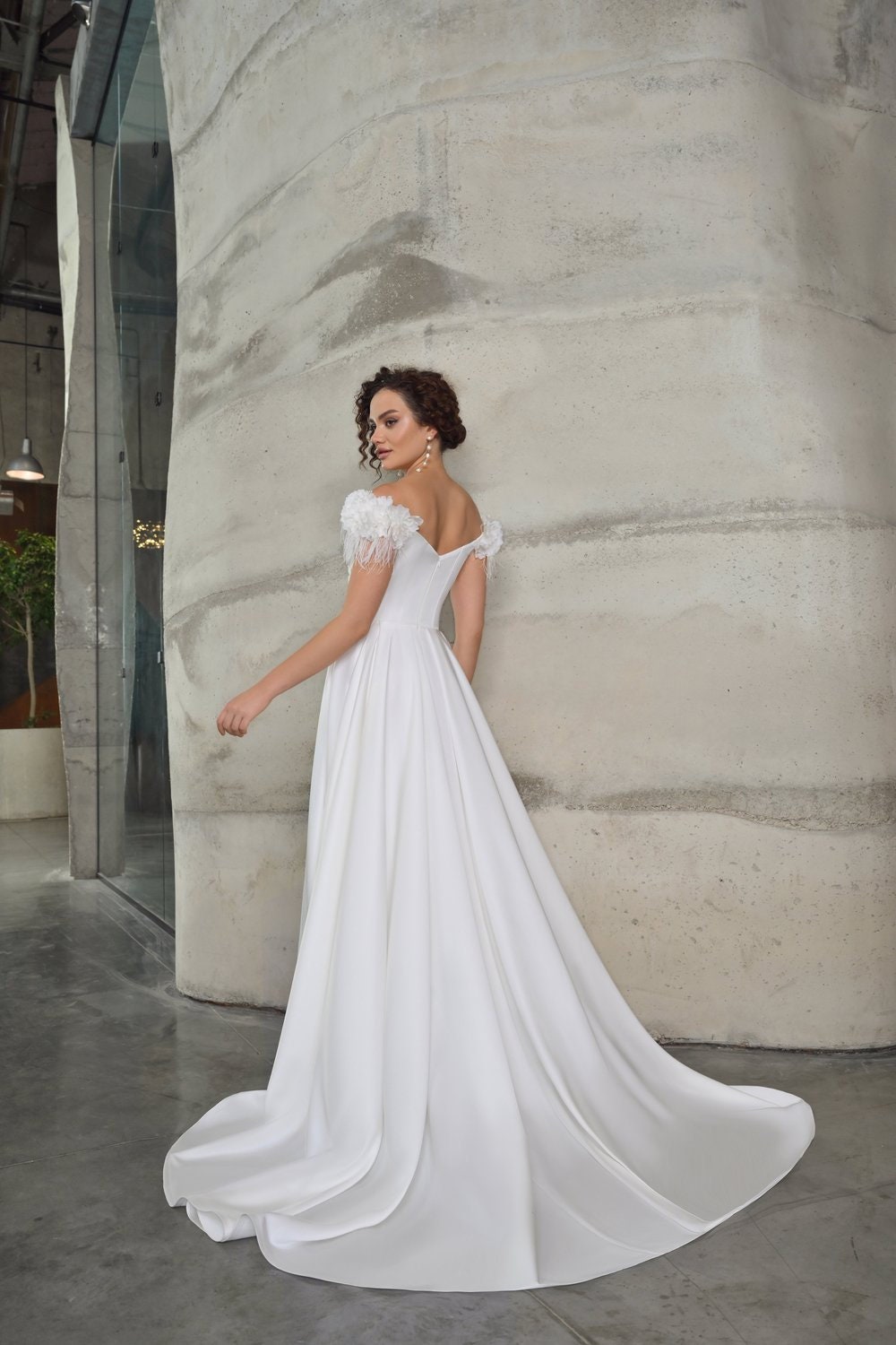 Minimalist Simple Off the Shoulder 3D Flowers Wedding Dress Bridal Gown Aline with Train Classic Design Side Slit Gathered Waist Flattering