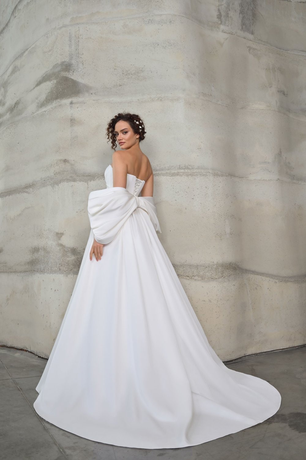Minimalist Simple Off the Shoulder Back Bow Wedding Dress Bridal Gown Aline with Train Classic Design Side Slit Pleated Waist Strapless