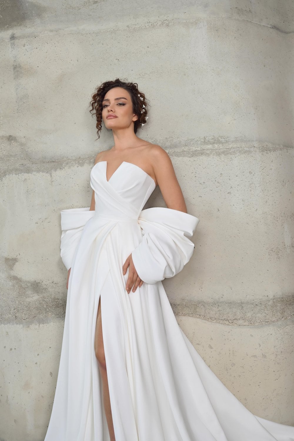 Minimalist Simple Off the Shoulder Back Bow Wedding Dress Bridal Gown Aline with Train Classic Design Side Slit Pleated Waist Strapless