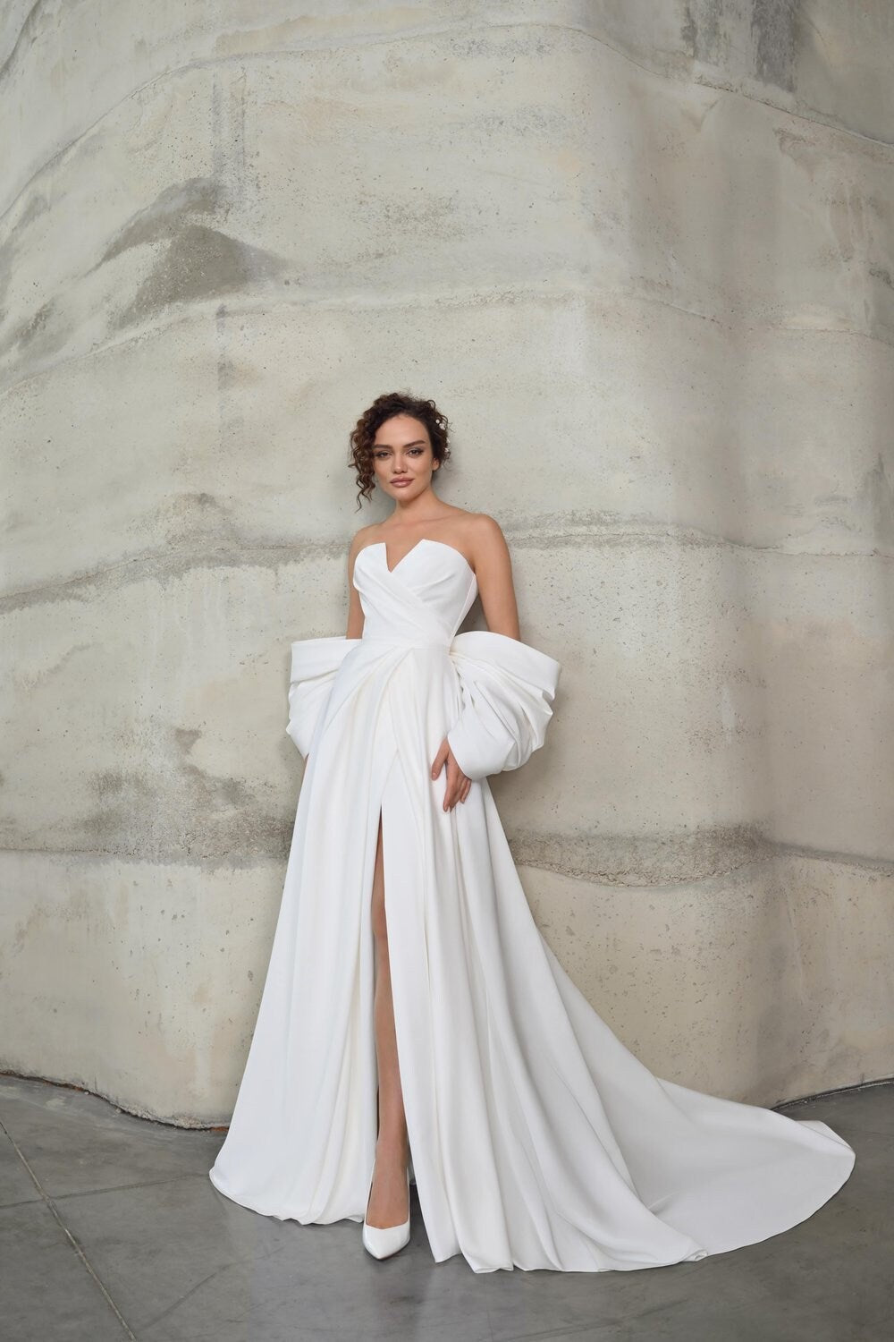 Minimalist Simple Off the Shoulder Back Bow Wedding Dress Bridal Gown Aline with Train Classic Design Side Slit Pleated Waist Strapless