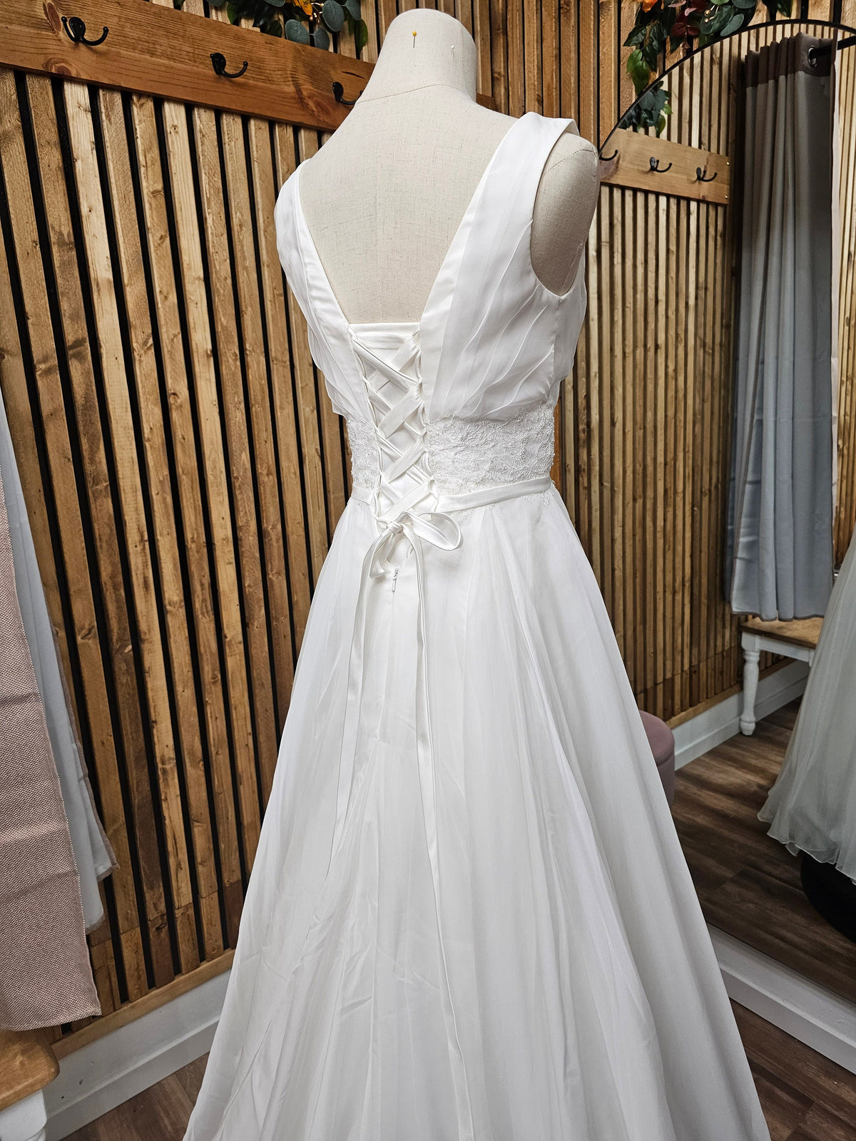 Classic Design V Neck Sleeveless Aline Wedding Dress Bridal Gown Short Train Elegant Style Open Back