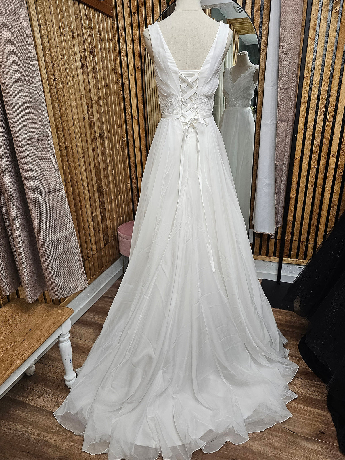 Classic Design V Neck Sleeveless Aline Wedding Dress Bridal Gown Short Train Elegant Style Open Back