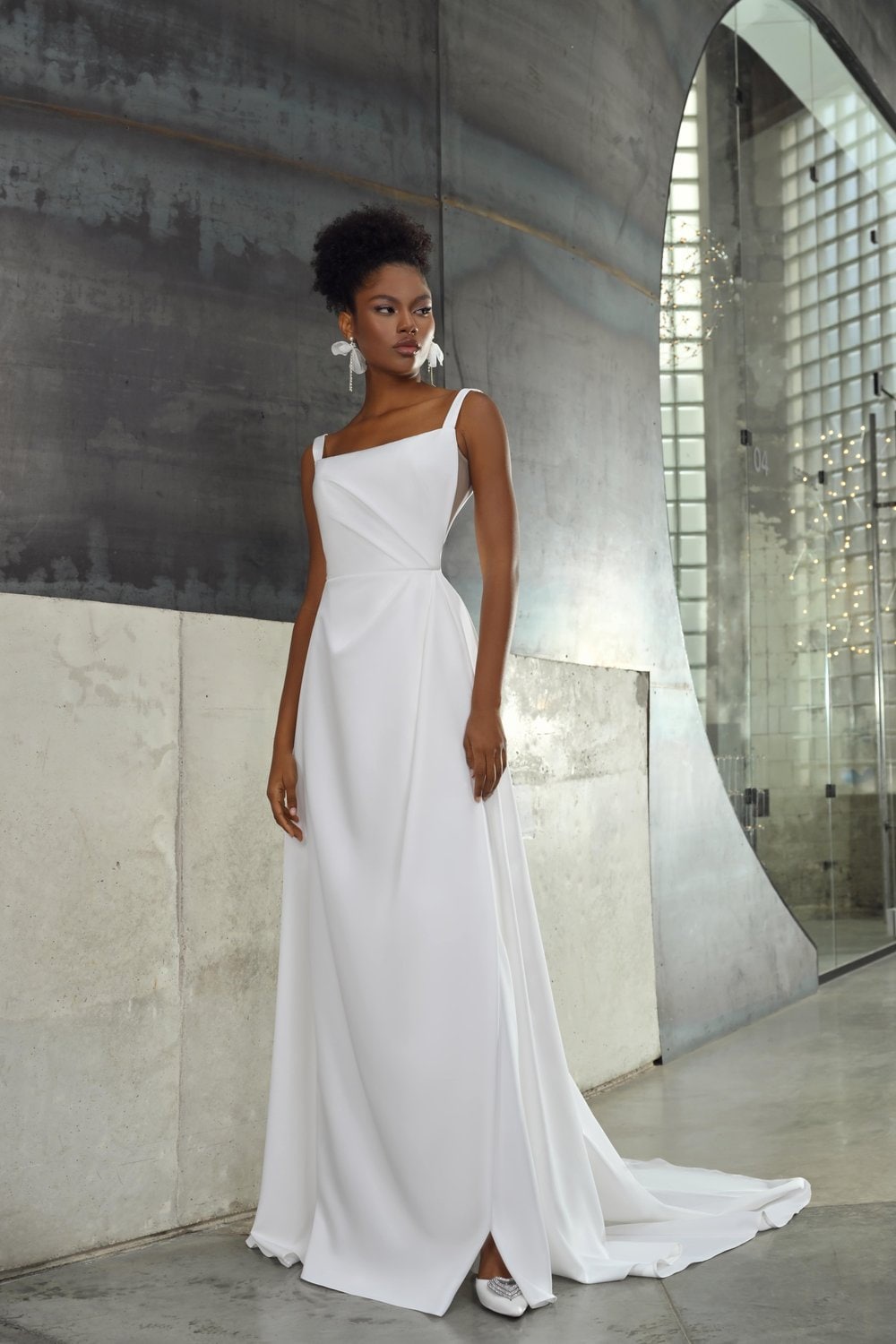 Minimalist Simple Sleeveless Open Back Wedding Dress Bridal Gown Aline with Train Aline Unique Design Side Slit Square Neck Gathered Waist
