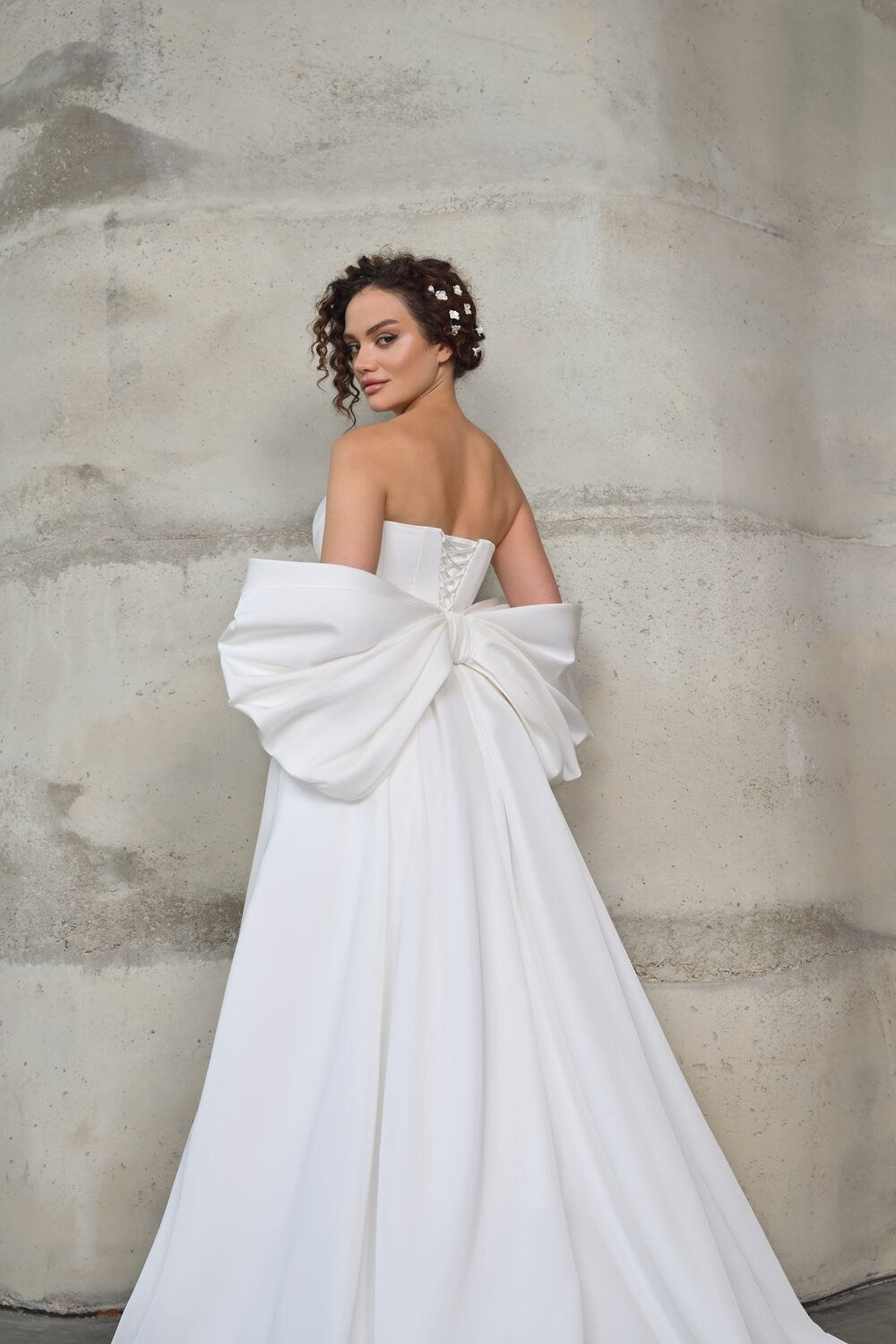 Minimalist Simple Off the Shoulder Back Bow Wedding Dress Bridal Gown Aline with Train Classic Design Side Slit Pleated Waist Strapless