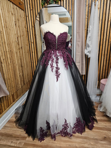 Untraditional Black and Purple Ivory Ball Gown Gothic Wedding Dress Bridal Sleeveless Strapless Lace with Train Sweetheart Neckline Corset