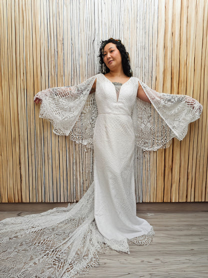 Vintage Lace Boho Mermaid Wedding Dress Long Flutter Sleeves Bridal Gown Fit and Flare Style Open V Shape Back Cape Style Sleeves