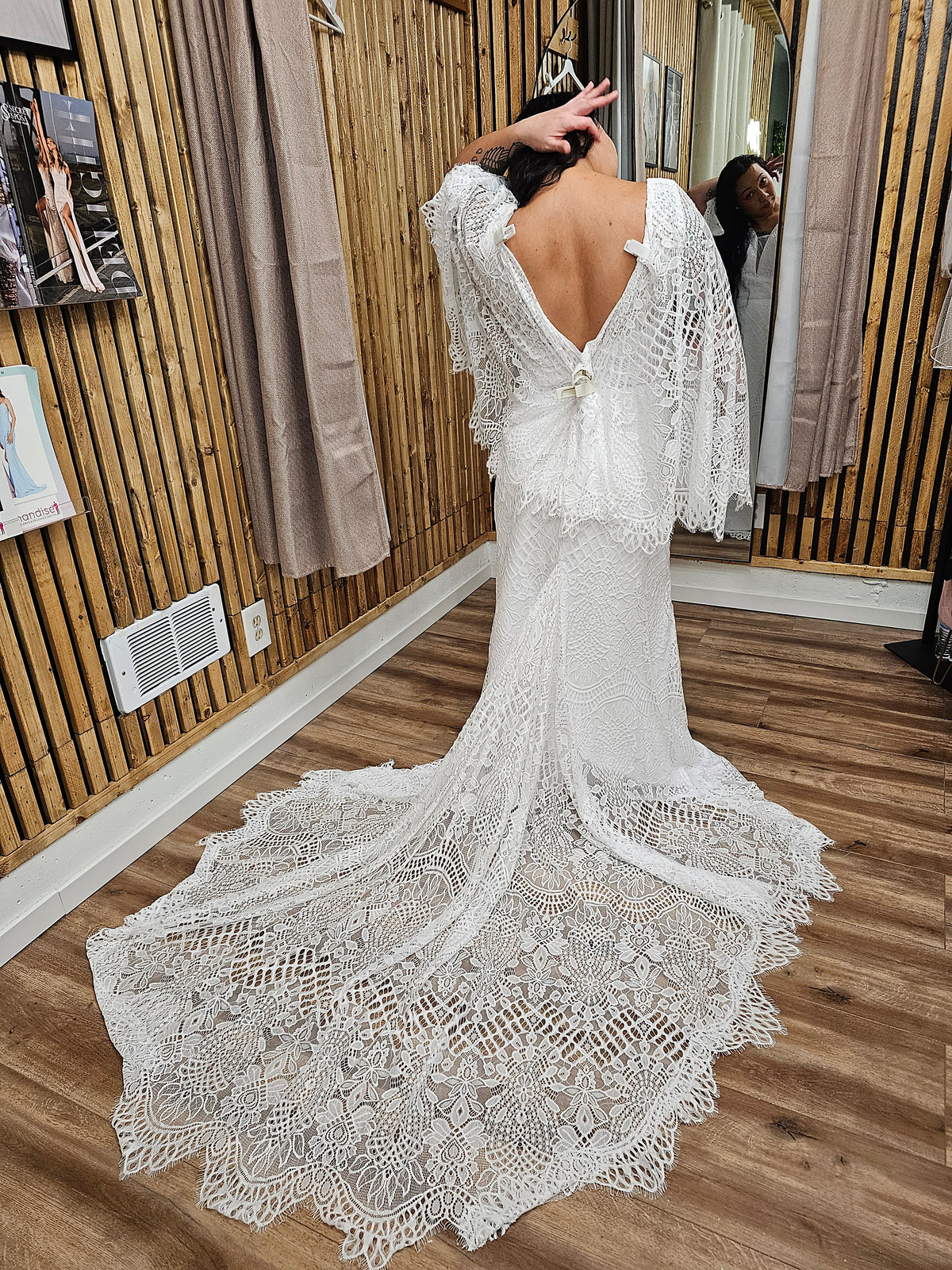 Vintage Lace Boho Mermaid Wedding Dress Long Flutter Sleeves Bridal Gown Fit and Flare Style Open V Shape Back Cape Style Sleeves