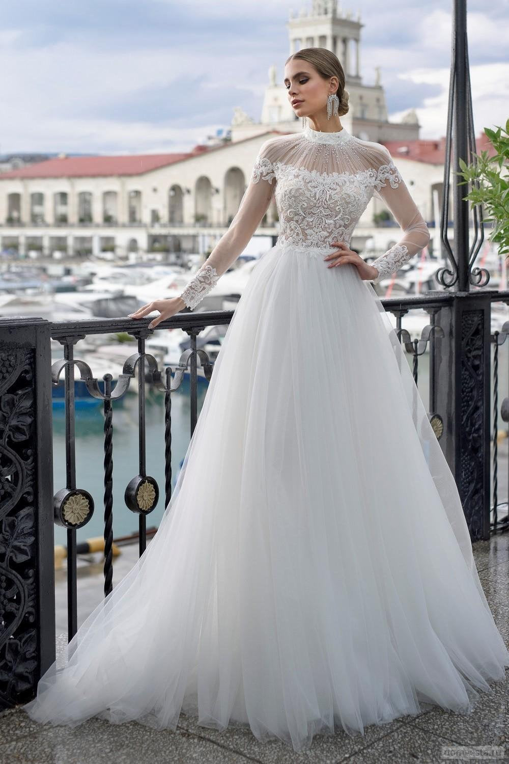Original Beautiful Aline Wedding Dress Bridal Gown Long Sleeve High Neckline Tulle Skirt Lace Bodice Unique Design