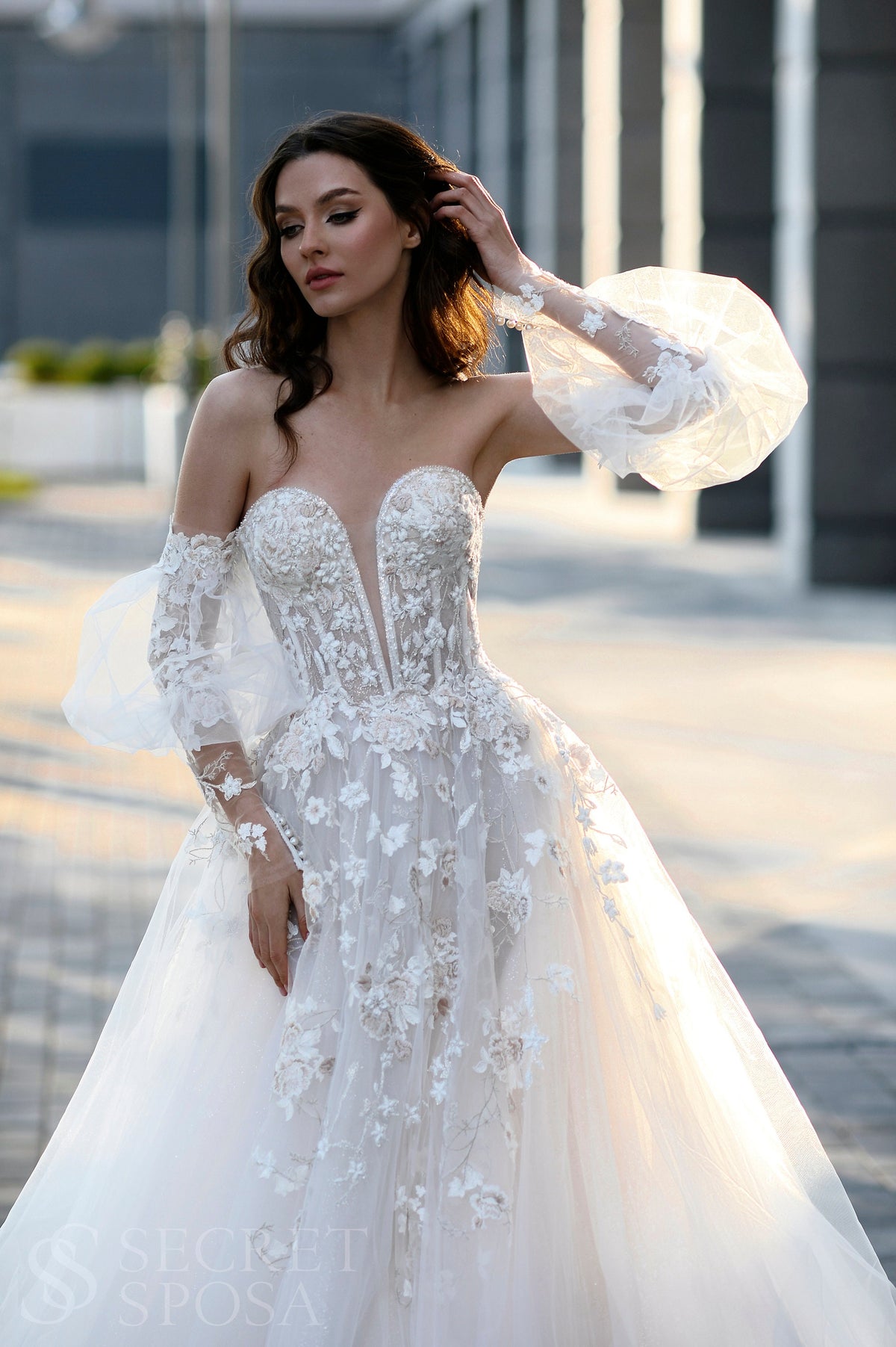 Classic Sleeveless Strapless Plunge Neckline Open Back Wedding Dress Bridal Gown Floral Lace Removable Sleeves Aline Silhouette